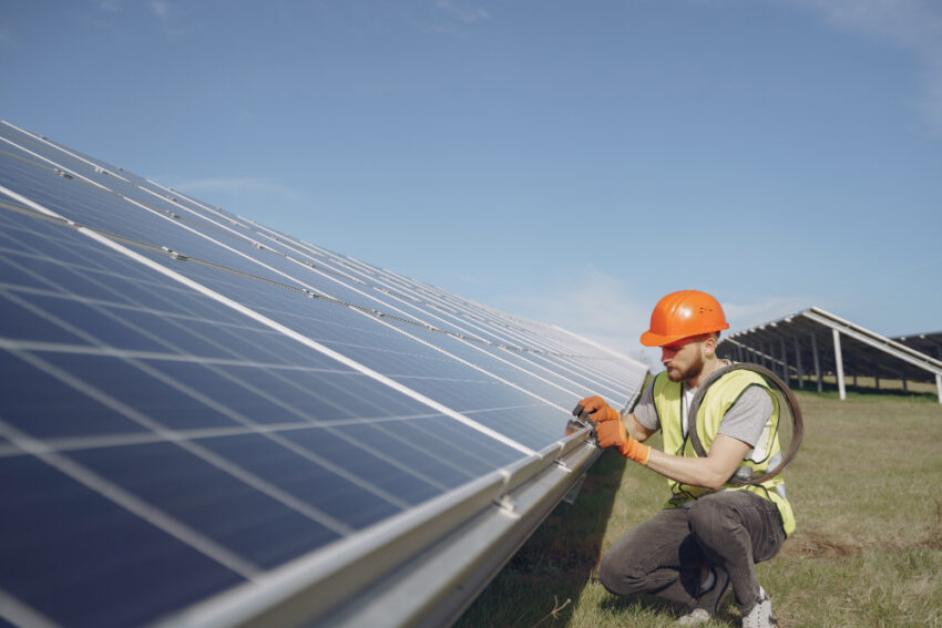 Cum să produci energie verde și să economisești bani cu panouri solare